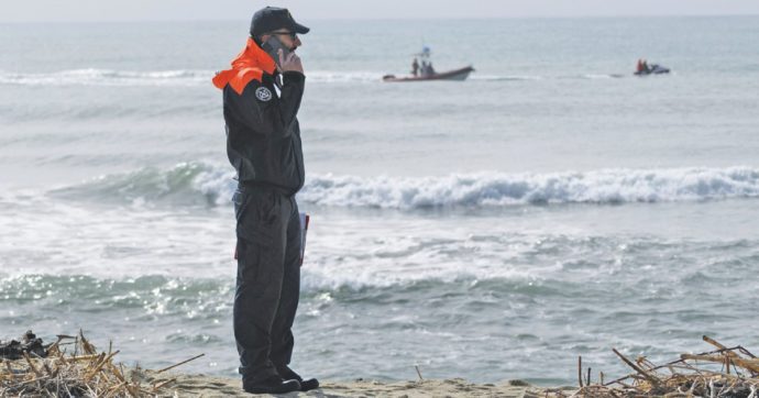 Naufragio Cutro, da “imbarcazione sospetta” a “non sembrano migranti”: la valutazione della Guardia costiera nella notte della strage