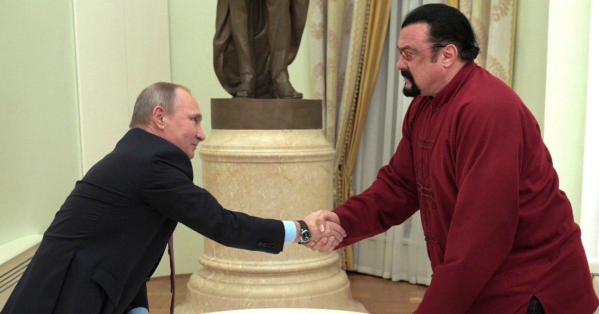 Putin premia l’attore americano Steven Seagal con l’onorificenza dell’Ordine dell’Amicizia