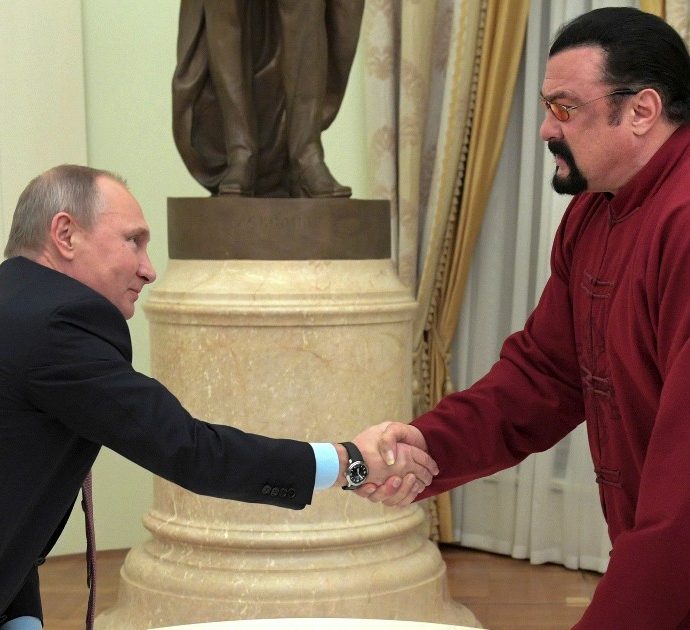 Putin premia l’attore americano Steven Seagal con l’onorificenza dell’Ordine dell’Amicizia