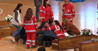 Copertina di Naufragio a Crotone, lo strazio dei parenti delle vittime alla camera ardente: l’abbraccio delle operatrici della Croce rossa e di Msf