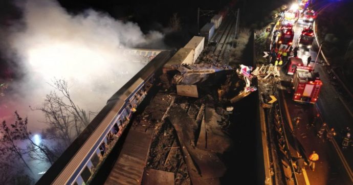 Grecia, scontro fra due treni: almeno 40 morti. Mitsotakis: “Errore umano”. Arrestato capostazione, si dimette ministro dei Trasporti