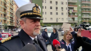 Copertina di Crotone, il comandante della Capitaneria: “Il mare era forza 4, si può navigare anche con 8. Abbiamo operato secondo le regole d’ingaggio”