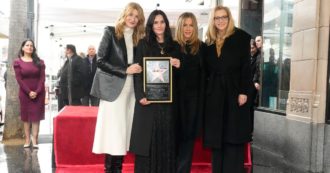 Copertina di Courtney Cox entra a far parte della Walk of Fame di Hollywood. La lunga carriera dell’attrice tra Friends e i funghetti allucinogeni citati dal principe Harry