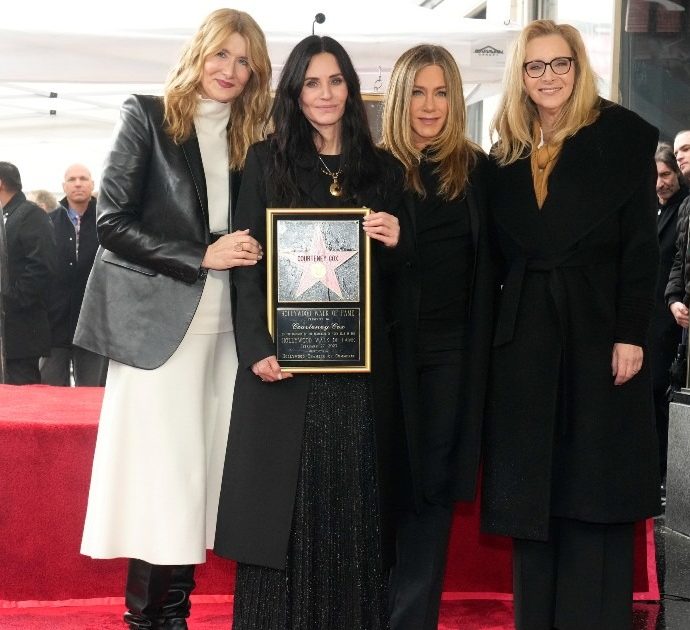 Courtney Cox entra a far parte della Walk of Fame di Hollywood. La lunga carriera dell’attrice tra Friends e i funghetti allucinogeni citati dal principe Harry
