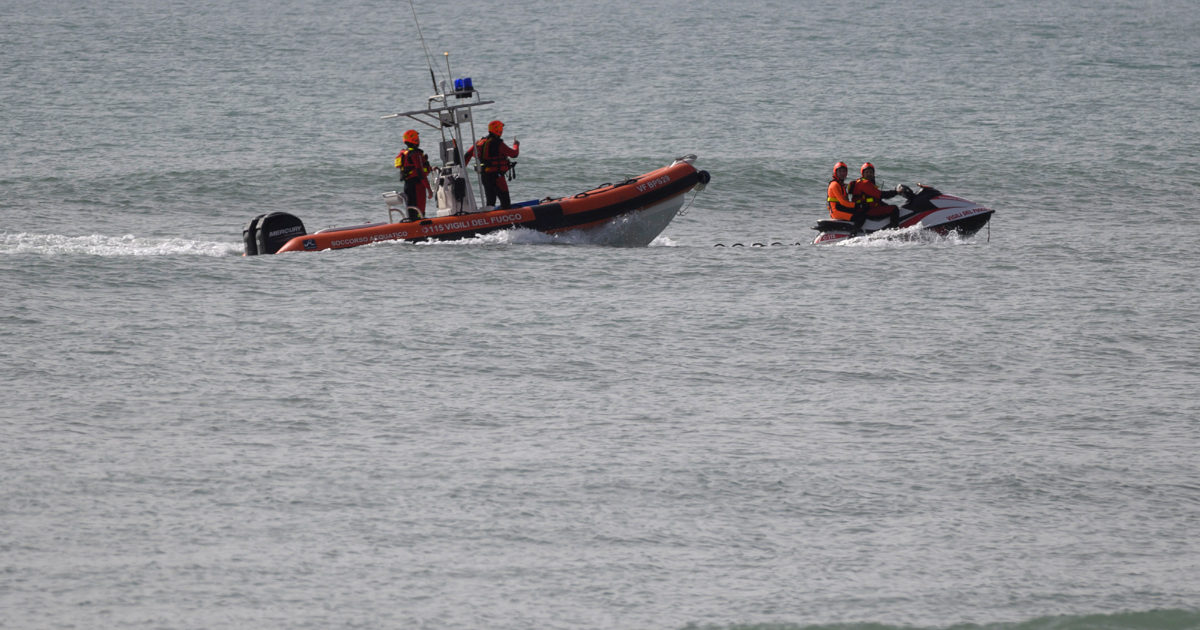 Crotone, il comandante della Capitaneria: “Con quel mare si poteva intervenire, ma noi abbiamo seguito le regole d’ingaggio”. Salvini minaccia querele contro il “fango”