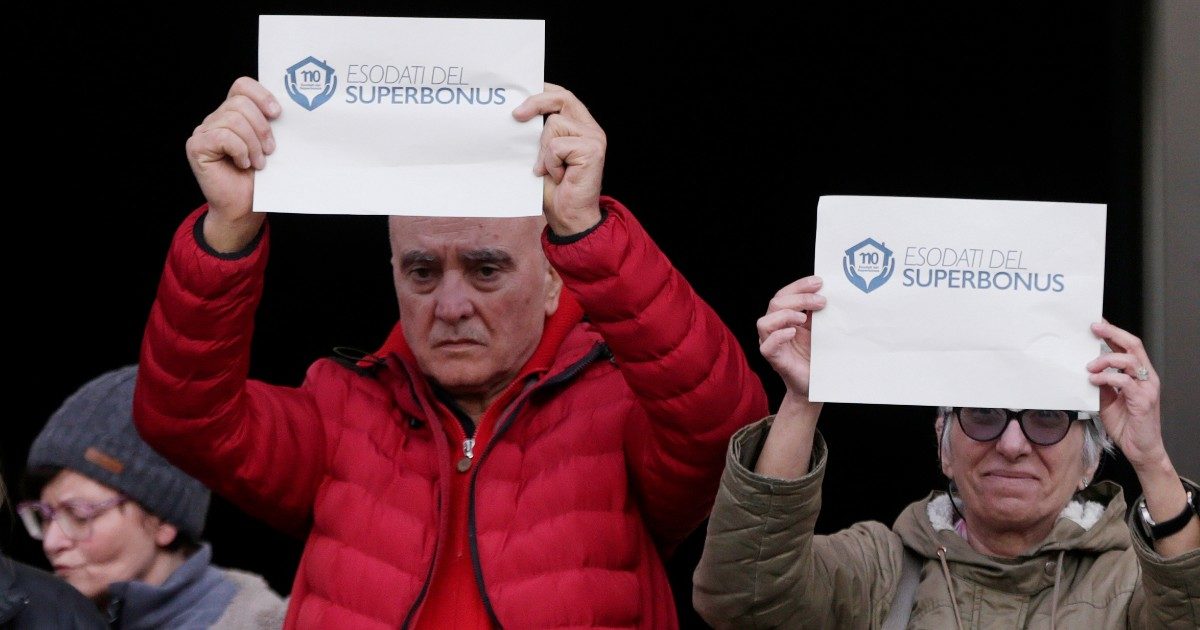 “Abbiamo creduto nello Stato e ne usciamo distrutti”: le storie di chi è ‘inguaiato’ dalle nuove regole del Superbonus, nel limbo tra crediti congelati e ponteggi vuoti