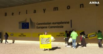Copertina di Bruxelles, azione di Greenpeace contro EastMed. Incollato uno striscione all’ingresso della Commissione Ue. “Il gas alimenta la guerra”