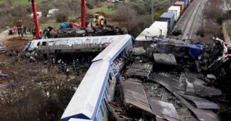 Copertina di Grecia, almeno 40 morti: “Errore umano”. “Primi vagoni inceneriti”. Lascia il ministro