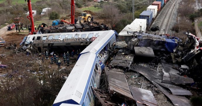 Grecia, almeno 40 morti: “Errore umano”. “Primi vagoni inceneriti”. Lascia il ministro