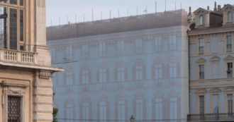 Copertina di Torino, 36enne precipita sul dehors di un bar in Piazza Castello e muore: “Lo stabile era in ristrutturazione”