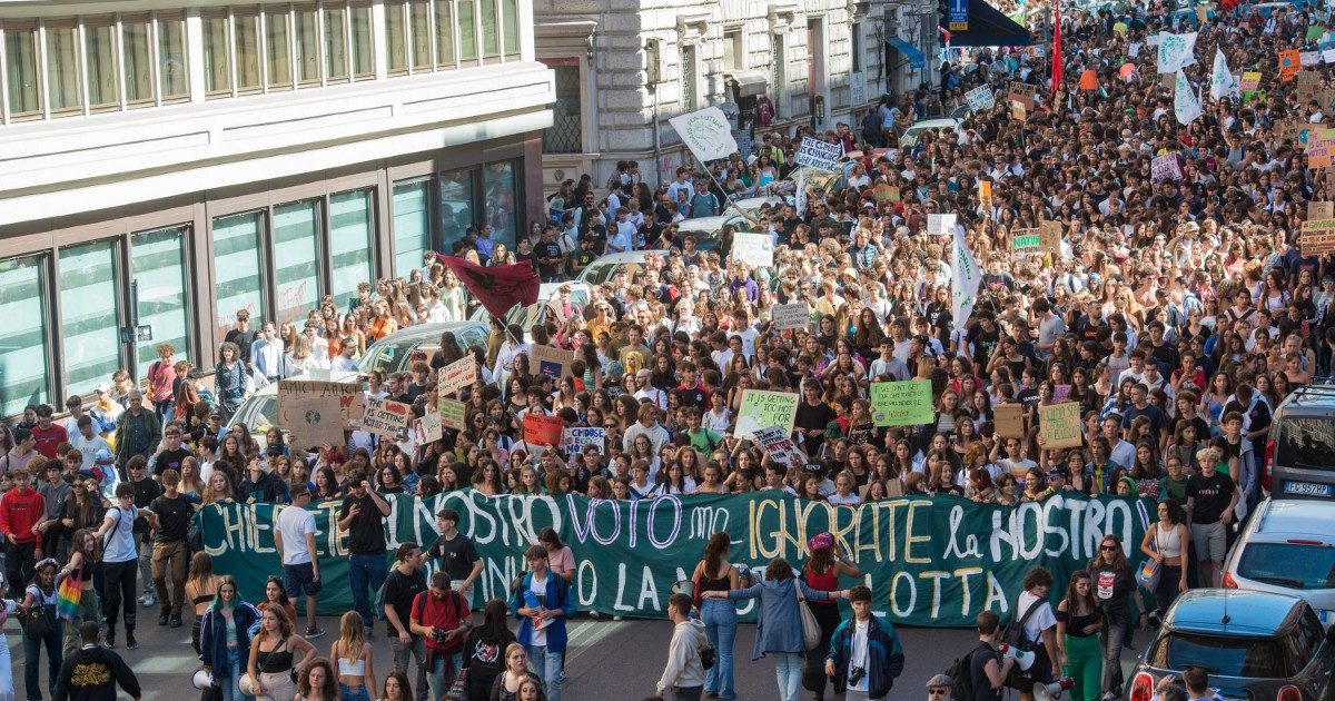 Fridays for Future in piazza contro il governo e le guerre: la lotta climatica è anche politica