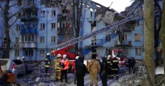 Copertina di Ucraina, almeno tre morti a seguito di un raid russo su Zaporizhzhia: missili colpiscono un edificio residenziale. Zelensky: “Atto di terrore”