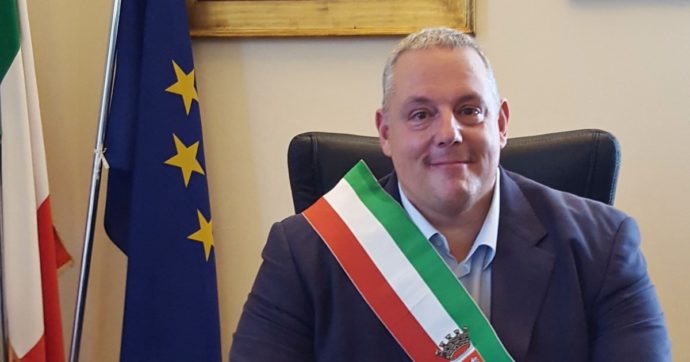 Polemiche per il post offensivo del sindaco di Grosseto contro Elly Schlein. Lui: “Ognuno ha diritto a esprimere il proprio sarcasmo”
