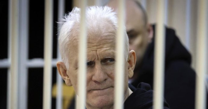 La Bielorussia ha condannato a 10 anni di carcere il Premio Nobel per la Pace 2022 Ales Bialiatski. Metsola: “Un insulto alla giustizia”