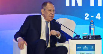 Copertina di Lavrov: “L’Occidente ha iniziato la guerra usando gli ucraini contro di noi”. Le risate dalla platea alle parole del ministro russo – Video