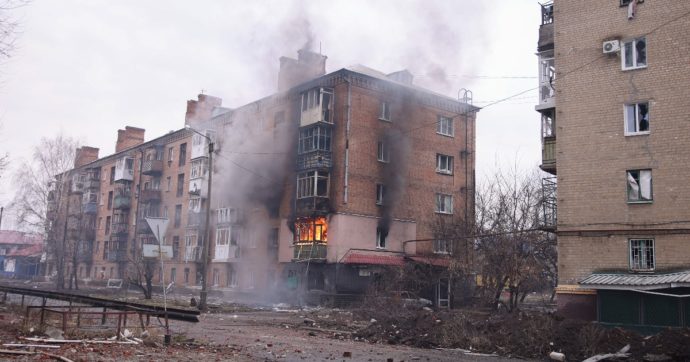Ucraina, la diretta – Intensi combattimenti dentro e intorno a Bakhmut. Wagner: “Città circondata, Zelensky avvii evacuazioni”