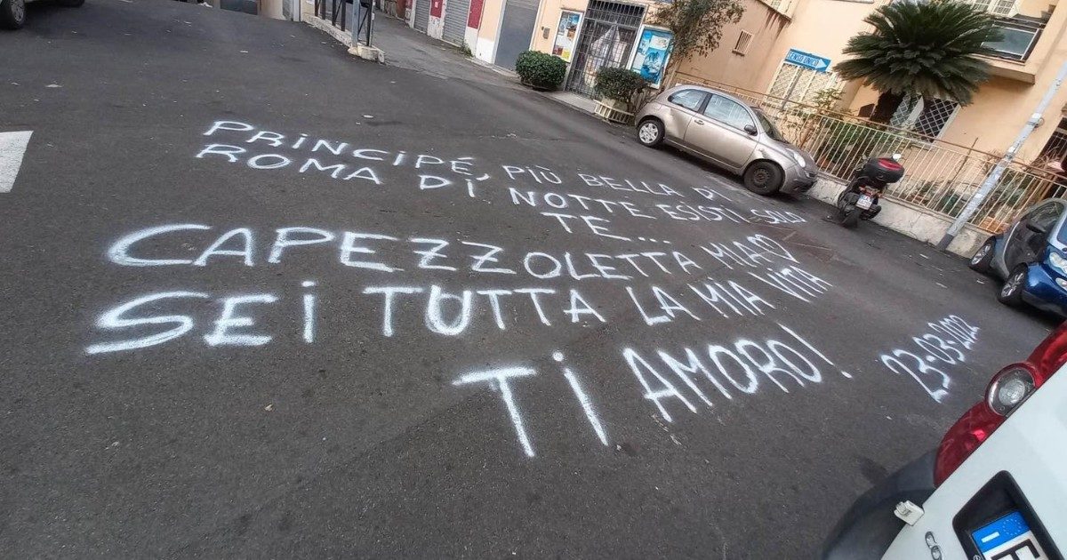 Roma, “Capezzoletta mia, sei tutta la mia vita. Ti amoro!”: la singolare dedica d’amore diventa virale, ma il ‘poeta misterioso’ rischia una denuncia