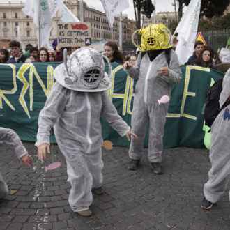 Copertina di La destra esulta per lo stop alle auto inquinanti, la politica lascia da soli di Fridays for future: il Fatto di domani 4 marzo