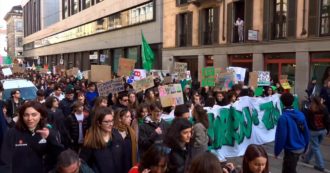 Copertina di Fridays for Future, mille studenti a Milano per lo sciopero per il clima: striscioni contro Eni e il Comune “paradiso del green washing”