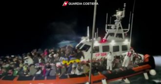 Copertina di Migranti, la Guardia costiera soccorre 211 naufraghi al largo di Lampedusa: le immagini
