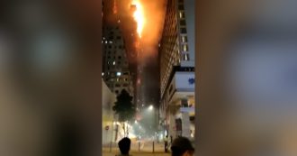 Copertina di Hong Kong, enorme incendio in un cantiere edile nel quartiere dello shopping: le immagini