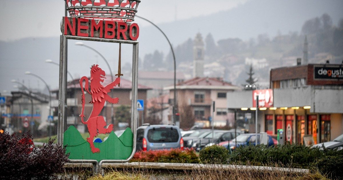 Covid, la relazione di Crisanti: “Cts disse di no ai test per asintomatici e sapeva che non c’erano Dpi. Ad Alzano riciclati dai kit ant-incendio”