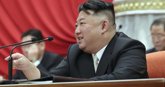 Corea del Nord, manca il cibo e aumentano i morti di fame. Ma Kim Jong-un pensa al nucleare