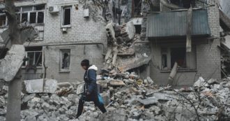 Ucraina, la diretta – Ucraina, sui social video di soldati di Kiev decapitati. Zelensky: “Tutti i leader reagiscano al terrore russo”. Mosca: “Immagini orribili, siamo pronti a indagare”