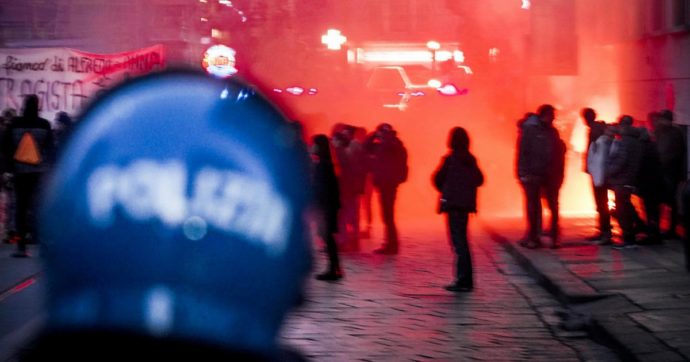 Corteo per Cospito a Torino, due manifestanti ai domiciliari e decine di indagati: accusati di devastazione e violenza a pubblico ufficiale