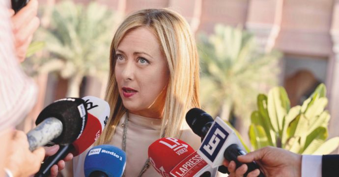 Ora Meloni fa scudo a Piantedosi. Zuppi: “Facciamo morire i bimbi”