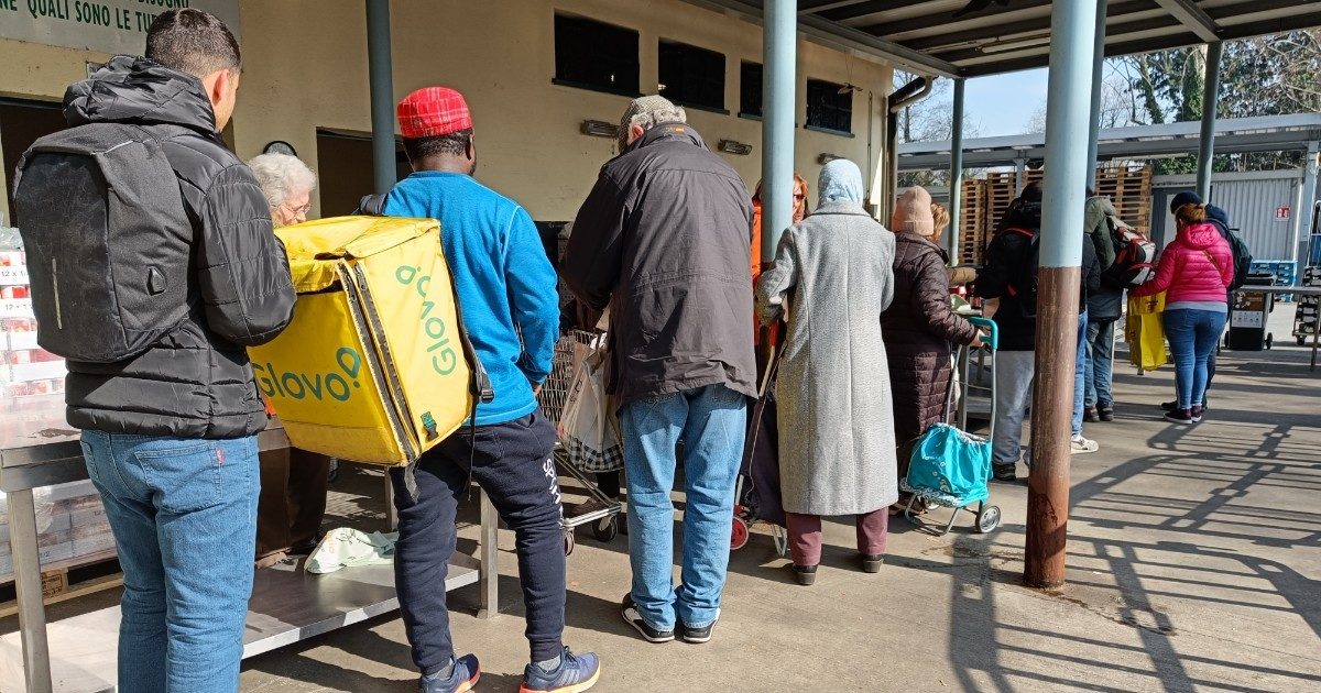 Caro vita, tra i lavoratori e pensionati in coda al Pane quotidiano per un aiuto alimentare. I volontari: “In arrivo uno tsunami. Se verrà tolto il reddito di cittadinanza sarà dramma sociale”