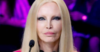 Copertina di Patty Pravo: “Io facevo mattina sulle scale di piazza del Pantheon, passava Andreotti per andare a messa e si fermava… Le droghe? Tutte tranne la coca, mi fa schifo”
