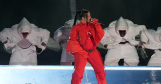 Copertina di “Grattarsi il pacco e poi annusarti le dita è una sequenza apertamente anti-cristiana”, “Mancanza di rispetto per la nostra Nazione”: i commenti degli americani allo show di Rihanna al Superbowl