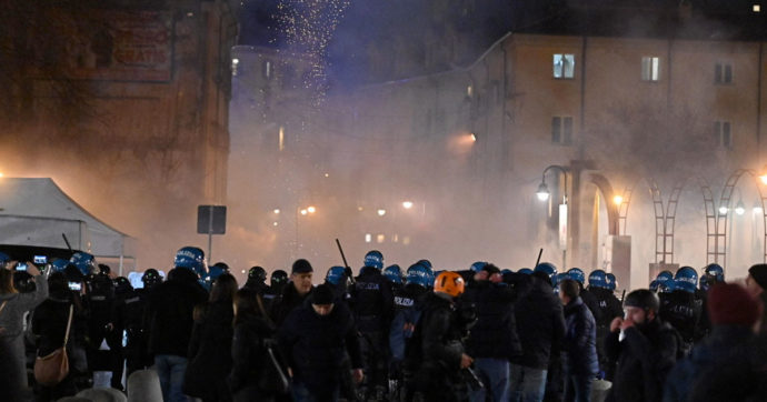 Fumogeni, petardi e vetrine infrante al corteo di Torino per Cospito. La polizia usa idranti e lacrimogeni