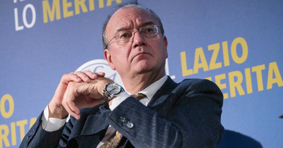 Valditara loda il “preside coraggioso” del liceo Carducci che ha scritto agli studenti dopo lo striscione anarchico. Pd-M5s: “Doppiopesismo”
