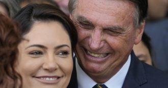 Copertina di Brasile, gioielli regalati dall’Arabia saudita (e sequestrati) alla moglie di Bolsonaro: un nuovo scandalo travolge l’ex presidente