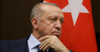 Copertina di Erdogan fa arrestare sei giornalisti nella Giornata mondiale della libertà di stampa: “Sostengono il Pkk”