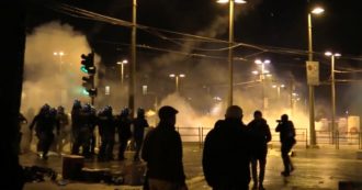 Copertina di Torino, corteo degli anarchici: guerriglia a Porta Palazzo con la polizia. Lanci di lacrimogeni e idrante
