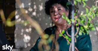 Copertina di Marisa Laurito a FQMagazine: “Ho fatto diverse regressioni a vite precedenti, attraverso l’ipnosi. Una l’ho vissuta a Bali”