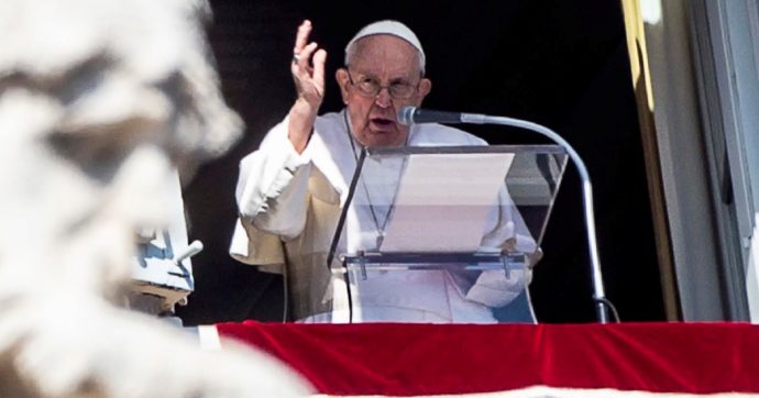 Migranti, il Papa: “Basta stragi”. Giorgia esulta (e scorda l’accoglienza…)