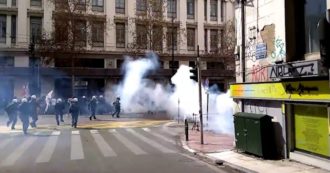Copertina di Grecia, violenti scontri ad Atene durante le manifestazioni di protesta per il disastro ferroviario (video)