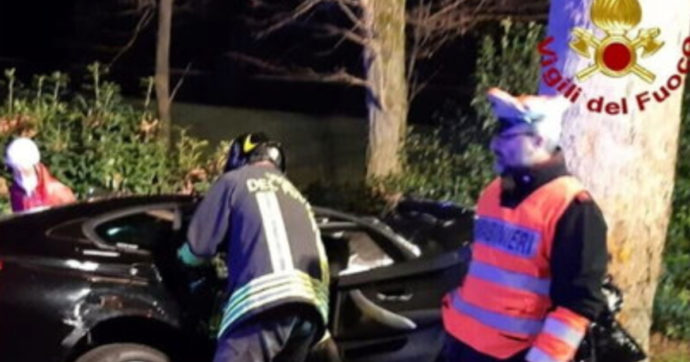 Treviso, auto si schianta contro un platano: morte due ragazze di 17 e 19 anni. Quattro giovani sentiti dai carabinieri