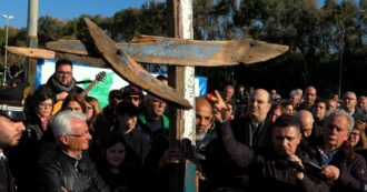 Copertina di Via Crucis a Steccato di Cutro, in processione la croce realizzata con pezzi del barcone: “Ci inorridiscono morti come questi”