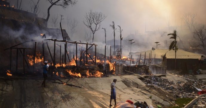 Bangladesh, incendio nel campo profughi dei rifugiati Rohingya: almeno 12mila persone senza riparo