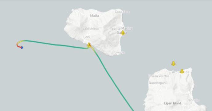 Incendio sul traghetto Filippo Lippi tra Salina e Filicudi: è ferma tra le due isole delle Eolie