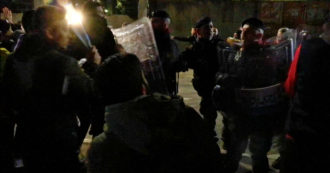 Copertina di Milano, tensione tra migranti e polizia in via Cagni: la lunga fila di notte per la richiesta di asilo – Video