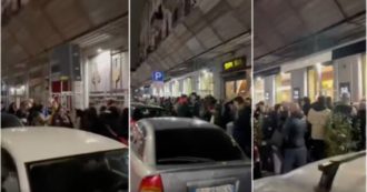 Copertina di Pizza gratis per l’apertura del nuovo locale napoletano: la coda fa il giro dell’isolato, anche il proprietario resta spiazzato – VIDEO