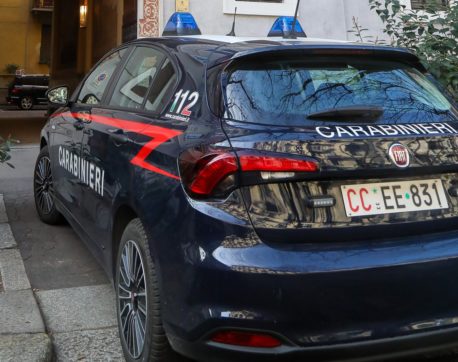 Seguono l’ex parroco accusato di violenza sessuale sui minori, trovano un B&B usato per la prostituzione: quattro indagati a Napoli