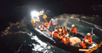 Copertina di Migranti, la Life Support di Emergency salva 105 persone al largo della Libia: il gommone stava imbarcando acqua – Video