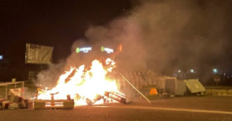 Copertina di Francia, blocchi stradali e negozi danneggiati: continua la protesta contro la riforma delle pensioni – Video